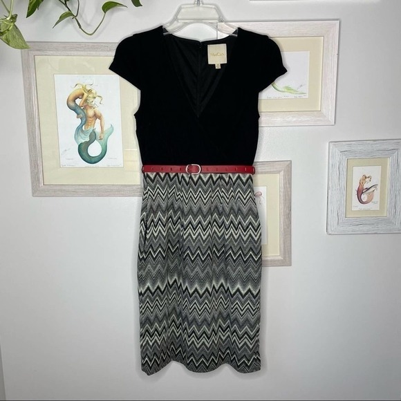MODCLOTH Black & Gray Chevron Print V Neck Belted Dress Size Extra Small - Picture 1 of 10